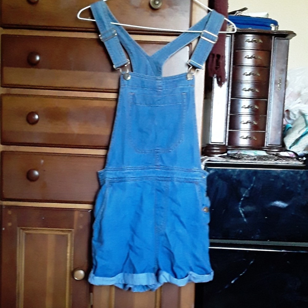 Short overalls, comfy, a lot of pockets